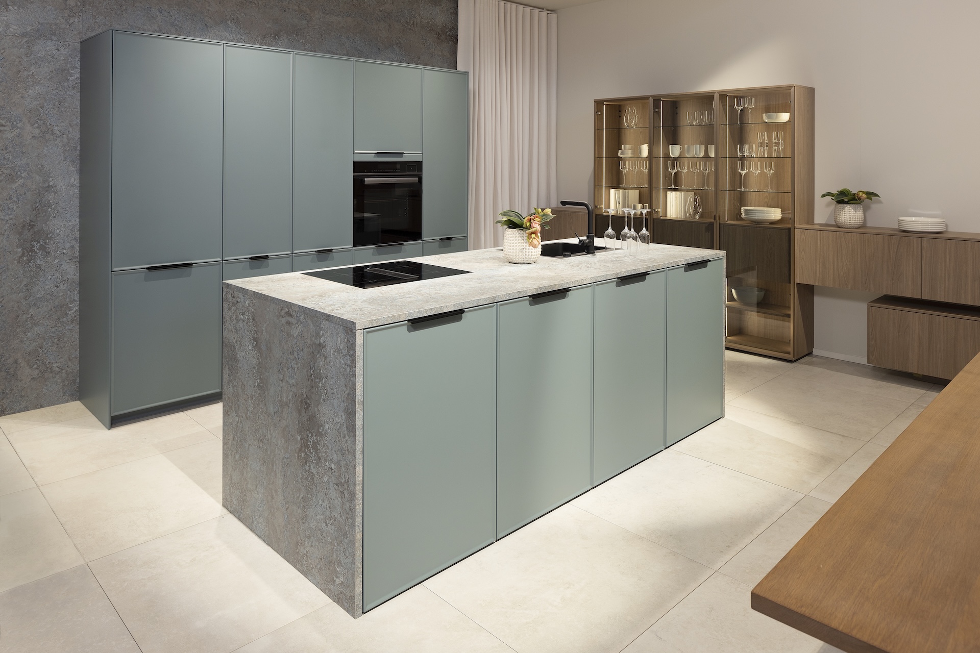 Häcker-Küche_Systema_Schweizer_Kanten-Fronten_mit_umlaufender_Arbeitsplatte