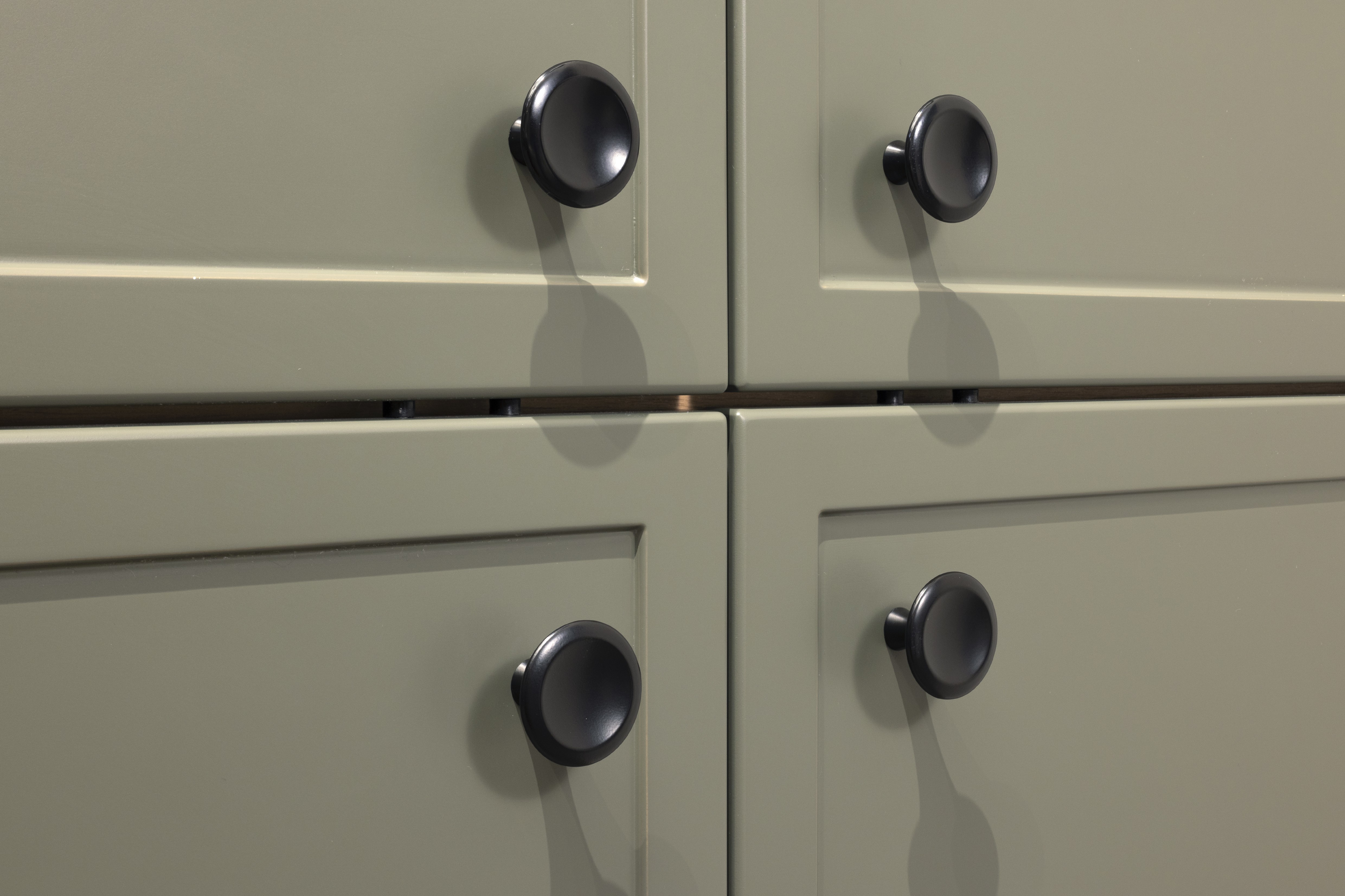 APL: Iseo Gris (Keramik) 40 mm Front: AV 5085 NCS S Mattlack (7005-G50Y)  Front 2: Feineiche-natur Repro Korpus: 2085 Designkorpus Feineiche-natur Griff: 113 Metall Schwarz-matt Geräte: Miele Armatur: Blaupunkt Spüle: Systemceram   Features:Keramik-Arbeitsplatte, Landhausküche modern, Nischenrückwand in APL-Material hochgezogen, Wandverkleidung in Vitrinen Material, Backofenkombi mit Kompaktbackofen, Sitzbank in Nischenmaterial, Spülbecken als Waschtisch aufgesetzt (Landhaus).