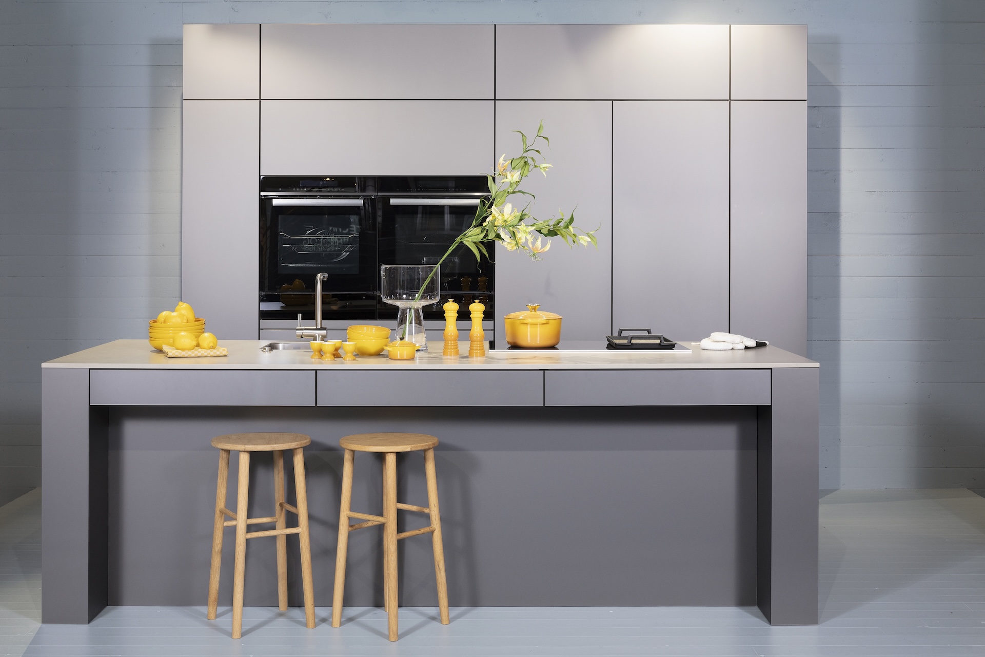 Häcker_küche_in_Sandgrau_mit_Stühlen