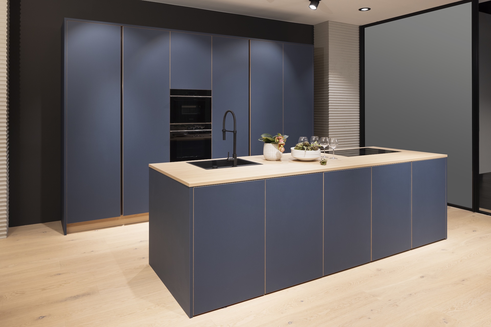 Häcker_Küche_Systemat_Feineiche_in_Rauchblau
