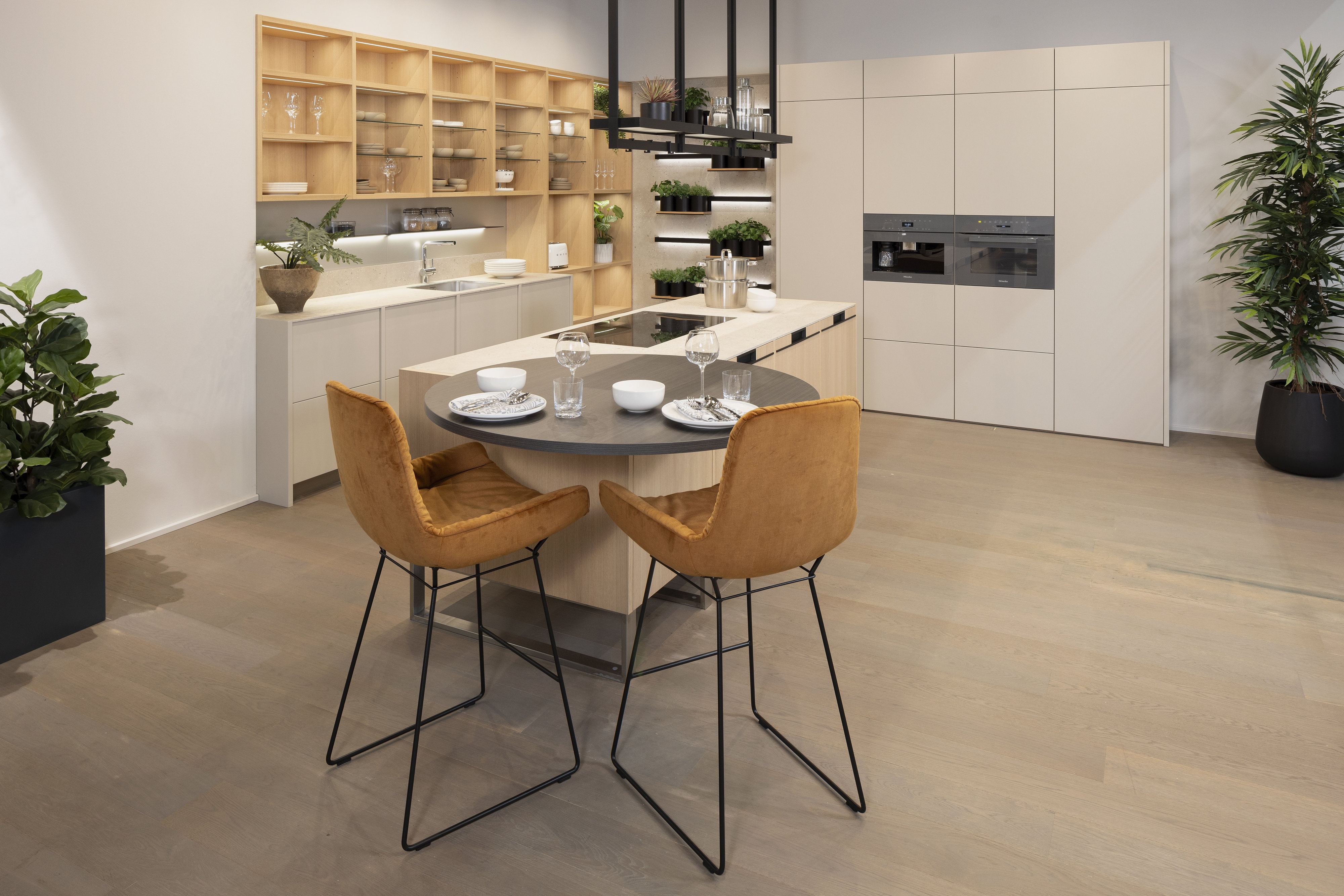 Runder Theken-Ansatztisch mit Barstühlen